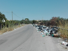 La SP n.1-B trasformata in discarica (direzione c.da Borsellino, nei pressi del bivio per la SS 118)