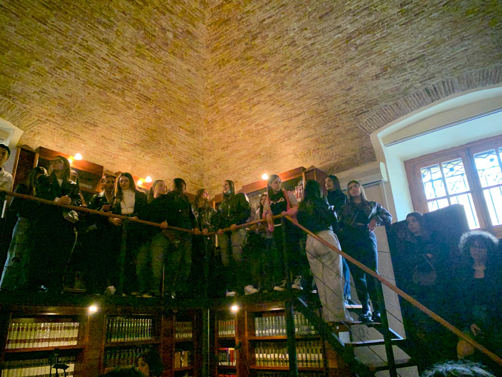 alcuni studenti  in Biblioteca Provinciale