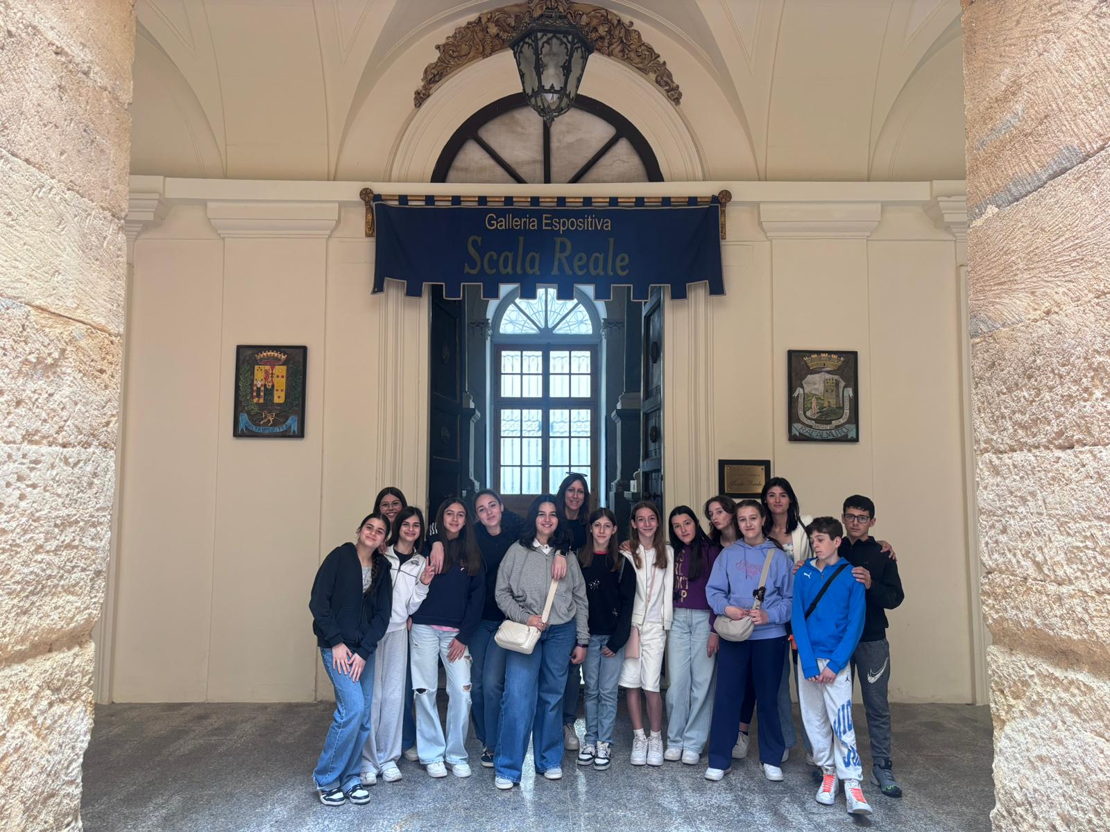 Gli studenti all'interno del cortile del Palazzo della Provincia 