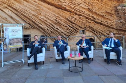 Un momento della conferenza al Teatro dell'Efebo