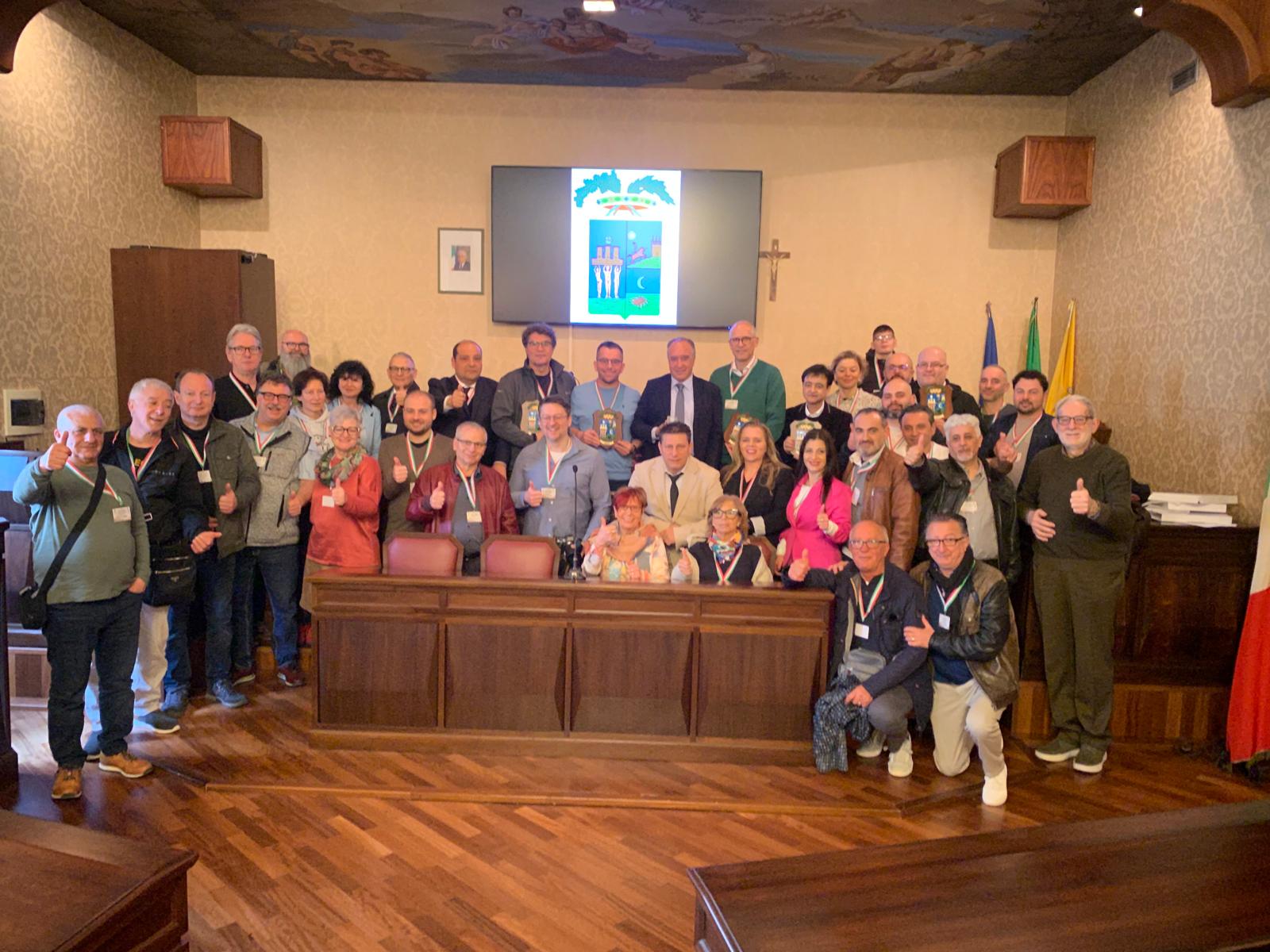 Foto di gruppo dentro l'aula Consiliare Giglia 
