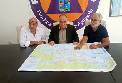 Il Presidente Pendolino con il dirigente e il funzionario responsabile della Protezione Civile del Libero Consorzio