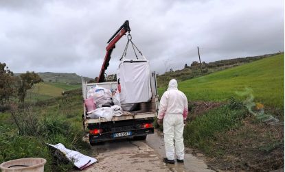 Rimozione di amianto da una strada provinciale
