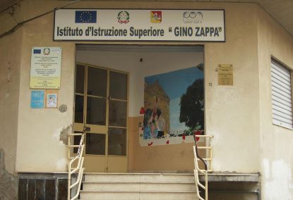 L'ingresso dell'ITC "Zappa" di Campobello di Licata