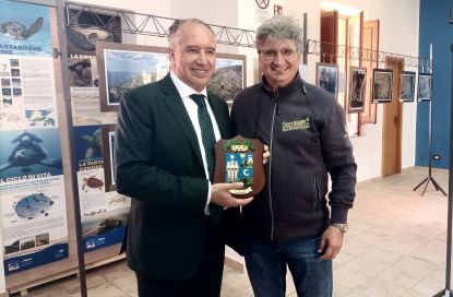 Il Presidente Giuseppe Pendolino consegna il grest al direttore della RNO Tore Salsa, Alessandro Salemi.