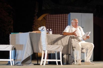 Augusto Zucchi in una scena de "L'uomo, la bestia e la virtù" dello scorso anno al Teatro dell'Efebo