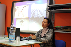 La biologa Daniela Freggi durante una fase della presentazione del progetto