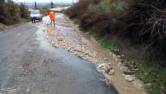 Cantonieri al lavoro su una strada provinciale