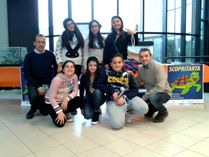 Alunni e docenti dell'Istituto "Falcone/Fondo Raffo" ripresi nello stand a Esperienza InSegna