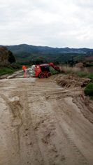 Si lavora sulla SP 26 per liberare la carreggiata dal fango