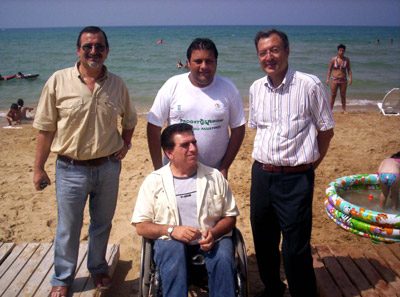 L'Assessore Palumbo ed il Sindaco Sinaguglia sulla spiaggia durante insieme ai ragazzi del progetto Airone sulla spiaggia di Siculiana
