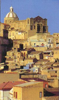 Centro abitato con la cupola della Chiesa MadreChiesa Madre del Comune di Caltabellotta
