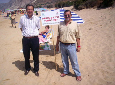 L'Assessore Palumbo ed il Sindaco Sinaguglia sulla spiaggia durante una fase del progetto