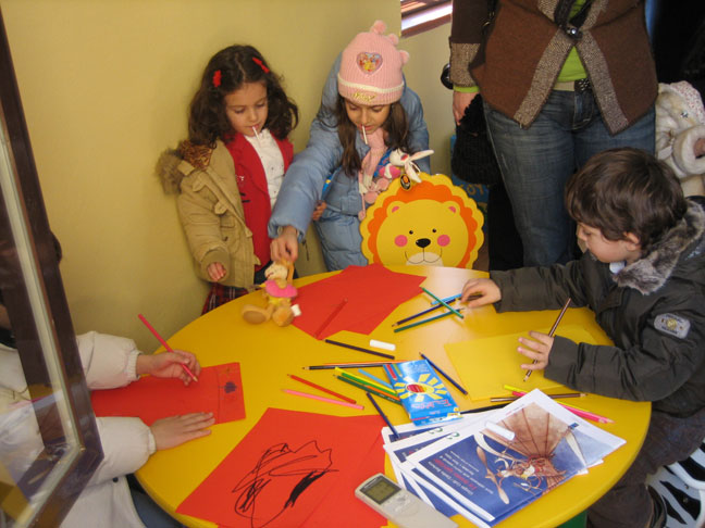 Foto di gruppo in occasione dell'inaugurazione della ludoteca della Provincia