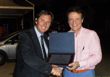 L'Assessore Cantone consegna una targa a Massimo Ranieri