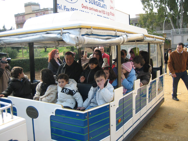 Foto di gruppo in occasione dell'inaugurazione della ludoteca della Provincia