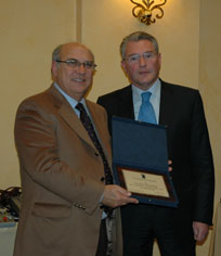 Il Presidente Fontana consegna la targa al vicedirettore del TG3 Nuccio Dispenza