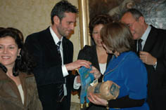 il vicepresidente Pace offre i doni ai gruppi