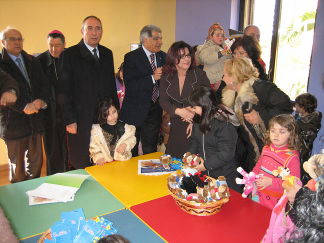Foto di gruppo in occasione dell'inaugurazione della ludoteca della Provincia