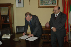 La firma della convenzione